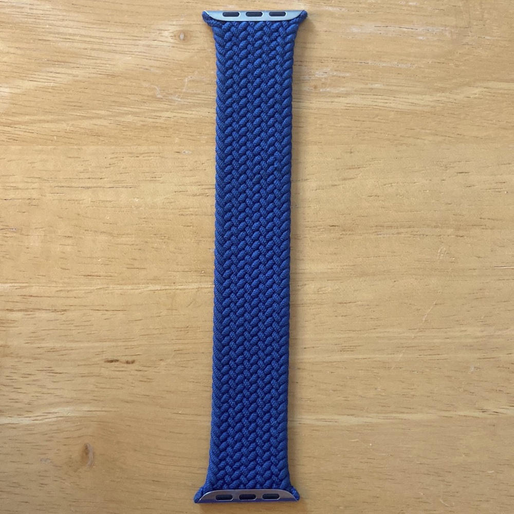Apple Solo Braided Loop Size 6 44MM